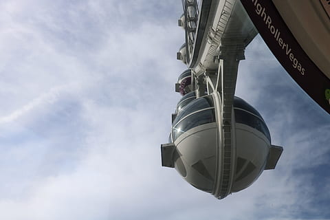 alto, rullo, cielo, divertimento, attrazione, nuvola - cielo, Inquadratura dal basso, giorno, natura, nessuno, volante, all'aperto, mezzi di trasporto, architettura, veicolo aereo, mezz'aria, comunicazione, struttura costruita, viaggio, esterno dell'edificio, modo di trasporto, cartello, movimento, luce del sole, 5K, CC0, dominio pubblico, privo di copyright