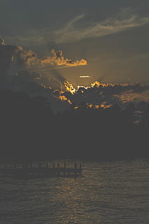 silueta, moll, sortida del sol, marró, daurat, hores, sol, llac, núvol, cloudscape, posta de sol, aigua, humor, fosc, esvaïda, boirina, alfa, sony, cel, arbre, primavera, estiu, conjunt, escenics - natura, núvol - cel, davant del mar, bellesa a la natura, tranquil·litat, escena tranquil·la, idíl·lic, mar, cap gent, naturalesa, escena no urbana, color taronja, a l'aire lliure, remot, 4K, CC0, domini públic, lliure de regalies