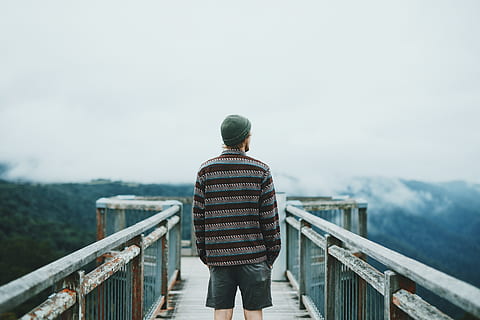 uomo, in piedi, bacino, indossare, marrone e grigio, a strisce, maglione, blu, jeans, verde, berretto, mezzo, ponte di metallo, prospiciente, vista, pieno, alberi, nuvoloso, cielo, giorno, Marrone, grigio, denim blu, all'aperto, uomini, persone, natura, adulto, una persona, a piedi, escursioni a piedi, montagna, retrovisore, solo adulti, etnia caucasica, copia spazio, donne, ponte - struttura fatta dall'uomo, Paesaggi, ringhiera, solo un uomo, Solo uomini, attività di svago, stili di vita, abbigliamento casual, persone reali, connessione, ponte, struttura costruita, architettura, passerella, guardando a vista, 5K, CC0, dominio pubblico, privo di copyright