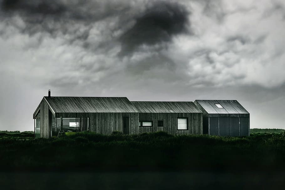 fotografie ve stupních šedi, dřevěný, stodola, šedá, Dům, bílý, Černá, zataženo, nebe, ustoupit, mrak, architektura, bouřka, budova, nikdo, venkovské scény, opuštěný, architektura a budovy, Příroda, starý, stavba, hospodařit, exteriér budovy, venku, mrak - nebe, voda, rezidenční čtvrti, zatažený, rostlina, temný, bouřkový mrak, soumrak, panské sídlo, zlověstný, 2K