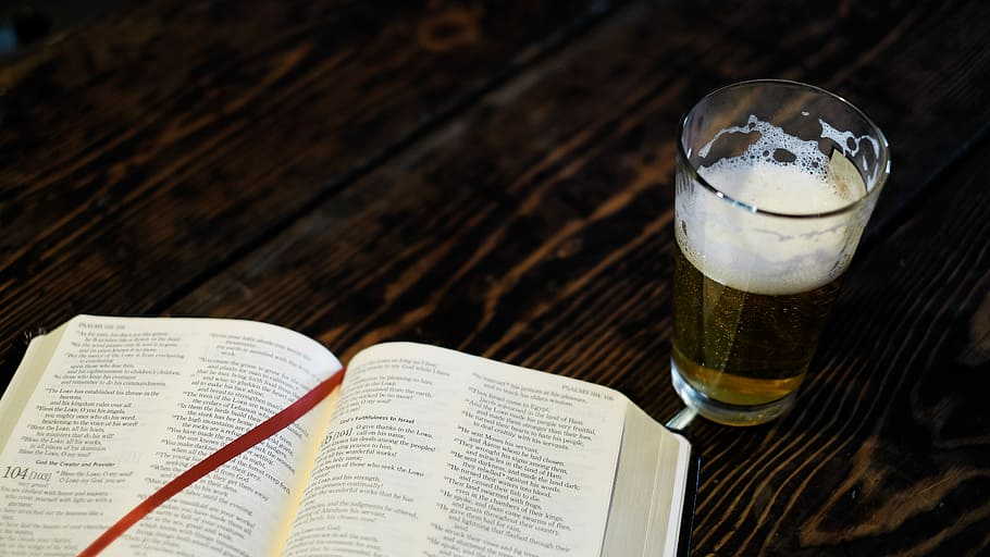 Průhledná, nápojová sklenice, naplněné, hnědý, kapalný, otevřeno, rezervovat, skleněný pohár, pivo, bible, číst, pinta, studování Bible, modlitba, sklenka, skupina, studie, jásot, žalm, víno, jesu, včela, občerstvení, jídlo a pití, napít se, vydání, vybavení domácností, stálý život, alkohol, uvnitř, pěnivý nápoj, dřevo - materiál, nikdo, pivo - alkohol, vysoký úhel pohledu, svěžest, stůl, pivní sklo, 5K