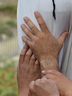 Castells, samarbejde, hånd, menneskelig hånd, menneskelig kropsdel, menneskelig finger, voksen, tæt på, kun voksne, herrer, rigtige mennesker, kropsdel, samvær, mennesker, midsection, Kvinder, to personer, bonding, finger, positive følelser, fokus på forgrunden, livsstil, rørende, par - forhold, omsorg, menneskelig lem, 4K, CC0, offentligt domæne, royaltyfrie