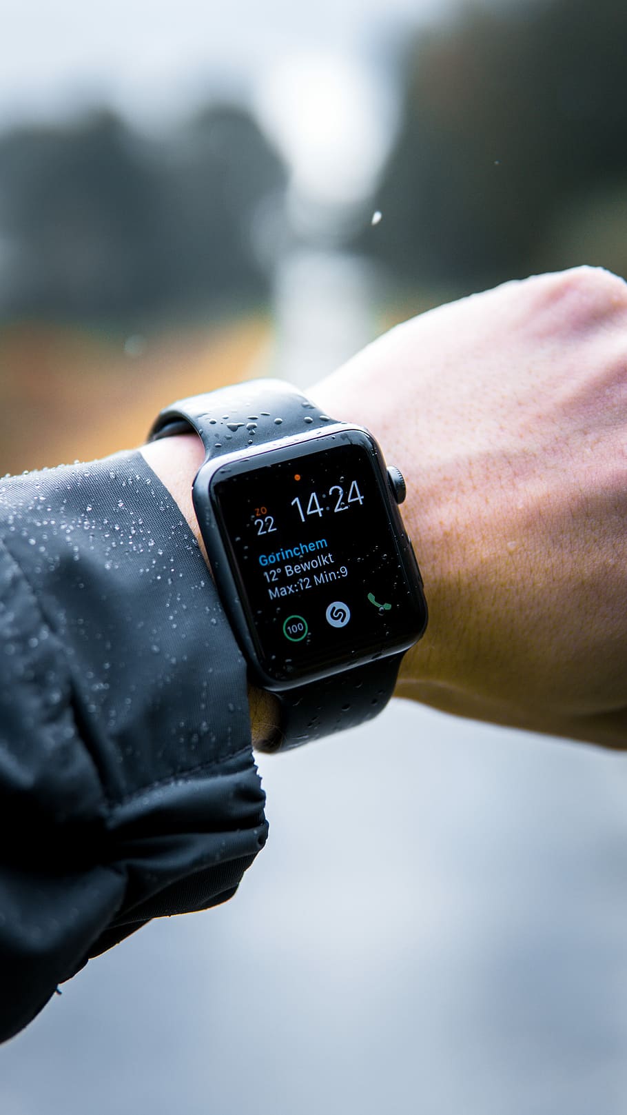 persona, portar, poma, veure, 14:24, negre, banda d’esports, temps, rellotge, smartwatch, caminar, mà humana, mà, part del cos humà, una persona, rellotge de polsera, primer pla, dia, centrar-se en primer pla, tecnologia, celebració, a l'aire lliure, ordinador portàtil, comunicació, homes, nombre, activitat d'oci, persones reals, comprovant l’hora, dit, canell, cronòmetre, 5K