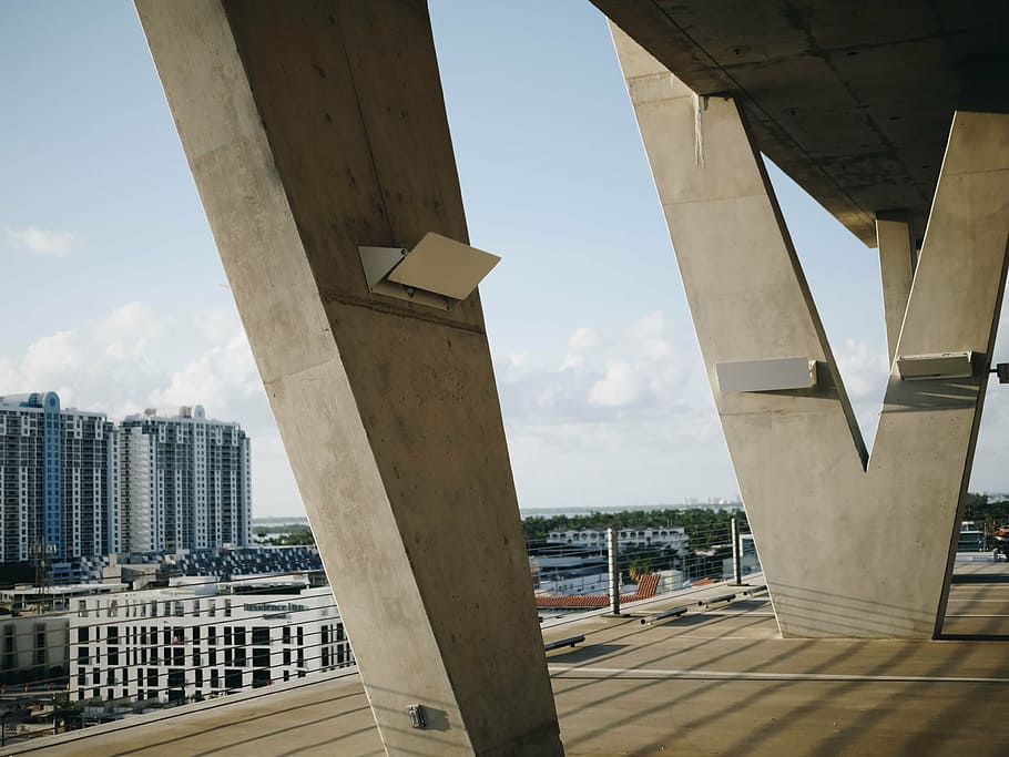 marró, concret, construir entrades, arquitectura, pont, pas superior, infraestructura, blau, cel, núvol, edificis, ciutat, urbà, estructura construïda, exterior de l'edifici, pont - estructura feta per l'home, columna arquitectònica, gratacels, paisatge urbà, dia, naturalesa, edifici, aigua, cap gent, torre, núvol - cel, exterior d’edifici d’oficines, connexió, a l'aire lliure, 4K
