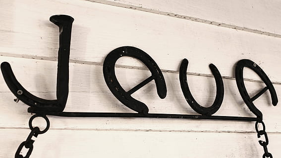 kaffebar, java, Ny mexico, madrid, koffein, ristede, cafe, espresso, kaffe markedsføring, kaffe tegn, lille by butik, hestesko kunst, jern kunst, gule avalona, meddelelse, gammeldags, ingen mennesker, tæt på, dag, udendørs, tekst, murbygningsfunktion, vestlige script, sort farve, arkitektur, bygget struktur, skilt, lav vinkel visning, stort bogstav, metal, nummer, hvid farve, hængende, Information, træ - materiale, 4K, CC0, offentligt domæne, royaltyfrie