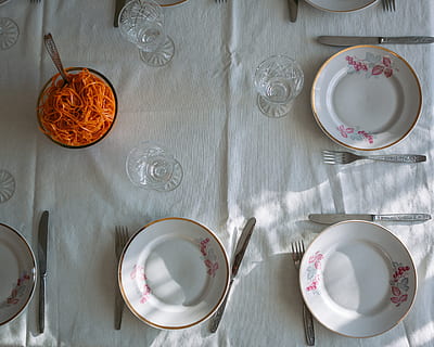 ayar, tablo, Retro, stil, retro tarzı, kavram ve fikirler, yiyecek ve içecek, nesneleri, çanak çömlek, plaka, dekorasyon, Gıda, yüksek açılı görünüş, içki bardağı, içeriye, insansız, içki, ev Aletleri, bardak, serinletme, kap yemek, doğrudan yukarıda, çanak, natürmort, mutfak gereci, tazelik, masa örtüsü, sofra bıçağı, 4K, CC0, kamu malı, telif ücretsiz