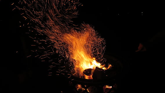 fuoco, camino, pozzo del fuoco, buio, notte, nero, fiamma, calore, caldo, bruciare, rosso, fiammata, energia, calore - temperatura, ardente, movimento, fuoco - fenomeno naturale, raggiante, natura, lunga esposizione, nessuno, colore arancione, falò, movimento sfocato, campeggio, legno - materiale, all'aperto, fuoco di bivacco, ceppo, 1080P, CC0, dominio pubblico, privo di copyright