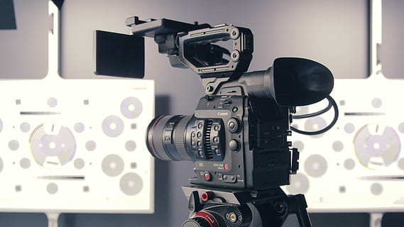 sort, video kamera, stå, sort videokamera, kamera, tech, udstyr, gear, teknologi, fotografering temaer, fjernsynskamera, filmindustrien, kunstkultur og underholdning, kamera - fotografisk udstyr, indendørs, fjernsyn, hjemme videokamera, studie, filme, meddelelse, professionelle erhverv, lydstudie, fotografisk udstyr, objektiv - øje, tæt på, video, udsendelse, digitalt kamera, tv-studie, kameramand, 5K, CC0, offentligt domæne, royaltyfrie