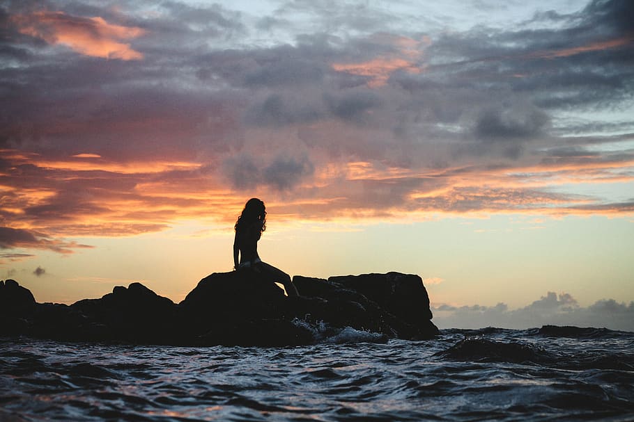 foto de la silueta, dona, assegut, rock, daurat, hores, silueta, envoltat, cos, aigua, gris, cel, costaner, roques, nimbus, núvols, posta de sol, núvol, mar, naturalesa, platja, ioga, a l'aire lliure, relaxació, escena tranquil·la, meditar, una persona, gent, com zen, estiu, bellesa a la natura, gent serena, dones, vespre, espiritualitat, núvol - cel, rock - object, sòlid, escenics - natura, davant del mar, color taronja, tranquil·litat, idíl·lic, activitat d'oci, 5K