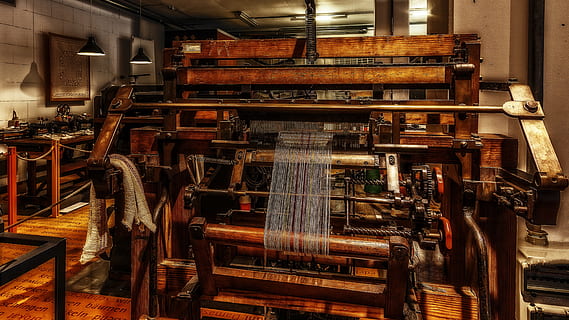 mezgimo mašina, istoriškai, mezgimo mašina, istoriškai, technologijos, industrija, gamykla, patalpose, mašinos, nėra žmonių, metalo, įranga, gamyba, gamybos įranga, gamybos linija, mediena - medžiaga, lentyna, didelė objektų grupė, nebuvimas, mašinos dalis, senas, verslą, sėdynės, Senovinis, eilėje, kėdė, 5K, CC0, Viešasis domenas, nemokamai