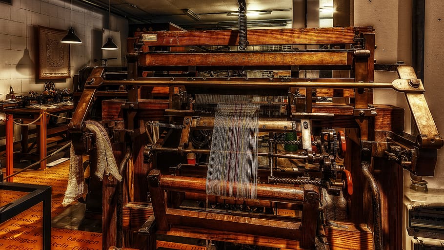 màquina de teixir, històricament, màquina de teixir, històricament, tecnologia, indústria, fàbrica, a l'interior, maquinària, cap gent, metall, equipament, fabricació, fabricació d’equips, linea de producció, material de fusta, prestatge, gran grup d'objectes, absència, part de la màquina, vell, negocis, seient, antiguitat, en fila, cadira, 5K