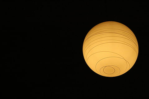 luzes, iluminação, teto, único objeto, copie o espaço, fundo preto, noite, círculo, ninguém, iluminado, visão de baixo ângulo, forma geométrica, amarelo, céu, Sombrio, equipamento de iluminação, forma, natureza, lua, luz - fenômeno natural, ao ar livre, lanterna, esfera, diretamente abaixo, 5K, CC0, domínio público, royalty free