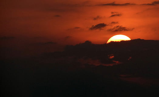 posta de sol, Sol ponent, núvols, Índia, cel, nit, lluna, silueta, escenics, astronomia, núvol - cel, escenics - natura, bellesa a la natura, naturalesa, color taronja, tranquil·litat, cap gent, escena tranquil·la, cel dramàtic, idíl·lic, fosc, a l'aire lliure, espai, medi ambient, cel romàntic, 2K, CC0, domini públic, lliure de regalies
