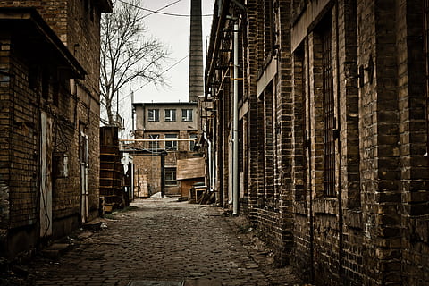 braun, Backsteinbau, tagsüber, Fabrik, dunkel, Rost, Stadt, Backstein, Eisen, Metall, alt, die Architektur, gebaute Struktur, Gebäudehülle, Richtung, der Weg nach vorn, Gebäude, keine Leute, Tag, kahler Baum, Gasse, Natur, Wohngegend, draußen, in einer Reihe, Fußweg, Wand, Baum, Straße, eng, lange, 4K, CC0, gemeinfrei, lizenzfrei