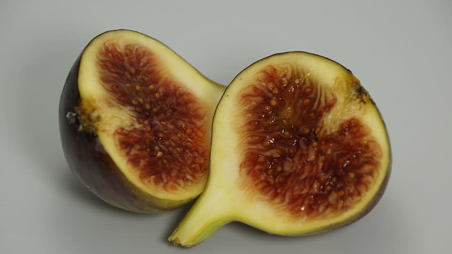 fig, fruita, tallar, la meitat, meitats, dolç, menjar, saludable, alimentació saludable, menjar i beguda, benestar, secció transversal, tir de l'estudi, tall, frescor, a l'interior, cap gent, primer pla, llavor, reduït a la meitat, fons de colors, dos objectes, madur, grup d'objectes, natura morta, fruita de la passió, 5K