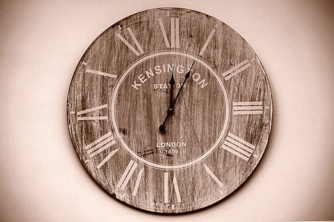 il giro, Marrone, orologio da parete analogico, mostrando, 00:05, orologio, tempo, minuto, ora, viso, secondo, mano, vecchio, antico, comporre, cerchio, forma geometrica, forma, nessuno, lancetta dell'orologio, avvicinamento, strumento del tempo, numero romano, numero, girato in studio, singolo oggetto, architettura, quadrante, caratteristica della parete, mano minuta, storia, orologio da parete, 5K, CC0, dominio pubblico, privo di copyright