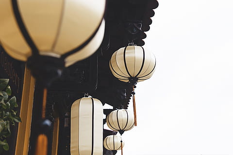 beige, lanterne, pendaison, maison, sélectif, la photographie, en bois, entretoise, sport, basket-ball - sport, ballon de basket, panier de basket, ballon, gagnant, la musique, prise de vue en studio, personne, instrument de musique, de l'alcool, matériel d'éclairage, faible angle de vue, à l'intérieur, fermer, La technologie, éclairage public, espace de copie, métal, illuminé, style rétro, lumière, rue, sphère, antique, groupe d'objets, orné, 4K, CC0, domaine public, libre de droits