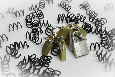 Vorhängeschloss, Ketten, Privatsphäre, Sicherheit, sperren, schützen, verschlossen, stehlen, Schutz, Text, Metall, große gruppe von gegenständen, weißer Hintergrund, keine Leute, drinnen, Nahansicht, Schlüssel, Variation, Studioaufnahme, High Angle View, Wahl, westliche Schrift, Stillleben, Kommunikation, silberfarben, Legierung, 5K