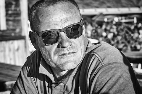 fotografia en escala de grisos, home, portar, ulleres de sol, Polo, durant el dia, model, tipus, guai, distintiu, expressió, cara, retrat, persona, atractiu, fort, masculí, força, humà, somnis, tancar, lluitador, front, pensar, blanc i negre, un sol home, només homes, una persona, només adults, tirada al cap, adult, gent, mirant la càmera, persones reals, gots, homes, centrar-se en primer pla, estils de vida, mascles, homes madurs, adult madur, activitat d'oci, moda, dia, adult gran, vista frontal, homes majors, 4K, CC0, domini públic, lliure de regalies
