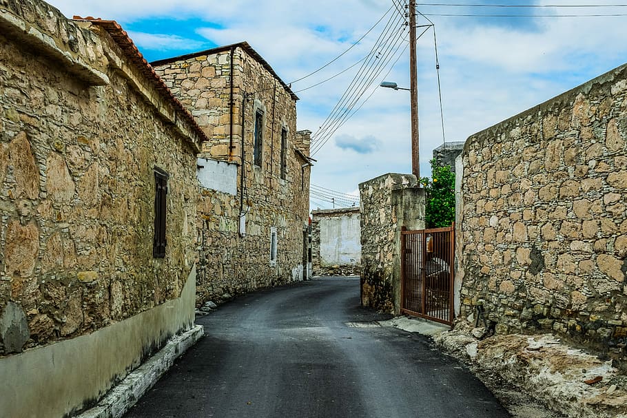 carrer, marró, concret, edificis, vell, paret, arquitectura, pedra, casa, edifici, maó, viatjar, poble, pentakomo, Xipre, estructura construïda, cel, núvol - cel, el camí a seguir, exterior de l'edifici, direcció, dia, carretera, naturalesa, cap gent, cable, electricitat, funció de construcció de parets, connexió, ciutat, transport, perspectiva decreixent, a l'aire lliure, paret de pedra, Font d'alimentació, carreró, 5K