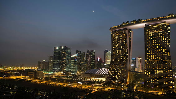 Marina Bay Sands a Singapur, Marina Bay Sands, Singapur, nit, paisatge urbà, horitzó urbà, gratacels, escena urbana, il·luminat, ciutat, districte del centre de la ciutat, arquitectura, vespre, exterior de l'edifici, estructura construïda, edifici d'oficines, edifici, exterior d’edifici d’oficines, cel, barri residencial, modern, paisatge, vida de ciutat, destinacions de viatge, cap gent, torre, naturalesa, alta - alta, a l'aire lliure, districte financer, luxe, 1080P, CC0, domini públic, lliure de regalies