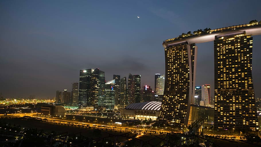 Marina Bay Sands a Singapur, Marina Bay Sands, Singapur, nit, paisatge urbà, horitzó urbà, gratacels, escena urbana, il·luminat, ciutat, districte del centre de la ciutat, arquitectura, vespre, exterior de l'edifici, estructura construïda, edifici d'oficines, edifici, exterior d’edifici d’oficines, cel, barri residencial, modern, paisatge, vida de ciutat, destinacions de viatge, cap gent, torre, naturalesa, alta - alta, a l'aire lliure, districte financer, luxe, 1080P