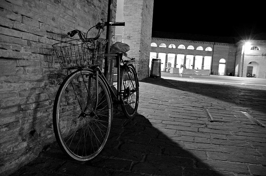 bicicleta, nit, piazza, ombra, senigallia, estructura construïda, transport, exterior de l'edifici, arquitectura, vehicle terrestre, manera de transport, edifici, ciutat, carrer, estacionari, cap gent, sendera, aparcament, a l'aire lliure, funció de construcció de parets, paret, il·luminat, maó, roda, llambordes, 4K