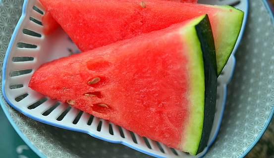 Wassermelonenscheiben, Melone, Wassermelone, Obst, rot, Fruchtfleisch, saftig, Erfrischung, Lebensmittel, zerquetscht, Essen und Trinken, gesundes Essen, Frische, Nahansicht, Scheibe, keine Leute, Wohlbefinden, Stillleben, drinnen, Süßes Essen, Teller, Sommer-, Süss, Gabel, High Angle View, Versuchung, reif, 4K, CC0, gemeinfrei, lizenzfrei