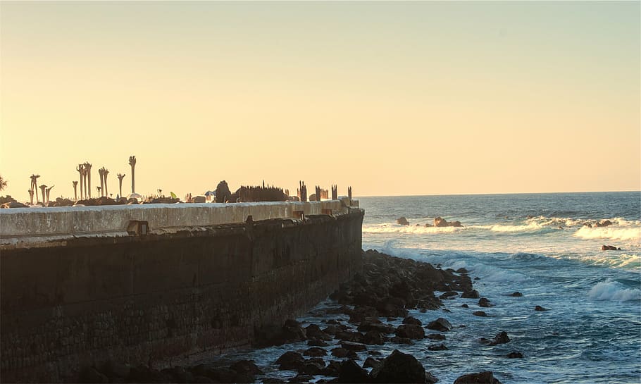 marró, paret, al costat, cos, aigua, negre, blanc, concret, moll, a prop, mar, dia, temps, posta de sol, platja, oceà, onades, Costa, cel, cap gent, arquitectura, exterior de l'edifici, silueta, a l'aire lliure, estructura construïda, destinacions de viatge, ciutat, terra, naturalesa, cel clar, onada, escenics - natura, còpia espai, horitzó sobre l’aigua, horitzó, moviment, bellesa a la natura, 2K