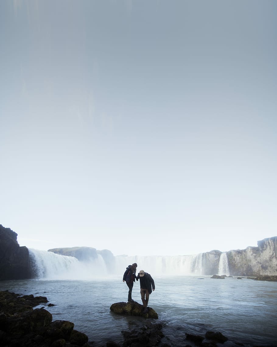 godafoss a la tardor, dos, persona, de peu, roques, envoltat, aigua, textura, línia, color, forma, mínim, persones reals, cel, bellesa a la natura, escenics - natura, naturalesa, activitat d'oci, estils de vida, còpia espai, dia, homes, cel clar, gent, hivern, longitud completa, terra, temperatura de fred, a l'aire lliure, roba calenta, 5K