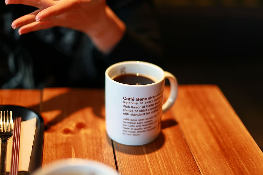 Marrone, tazza di caffè, gratuito, tavolo, tazza, caffè, solitudine, nero, bidone, caffè - bevanda, bere, cibo e bevande, messa a fuoco selettiva, boccale, mano umana, rinfresco, mano, parte del corpo umano, avvicinamento, bevanda calda, in casa, una persona, legno - materiale, bar, adulto, tazza di tè, vasellame, potabile, 5K