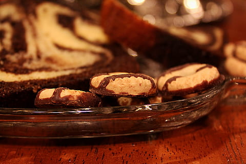 vista ravvicinata, biscotti, l'ora del tè, cibo e bevande, cibo, cibo dolce, in casa, legno - materiale, freschezza, dolce, cioccolato, nessuno, avvicinamento, indulgenza, tavolo, tentazione, concentrarsi sulle conoscenze acquisite, Marrone, messa a fuoco selettiva, pronto a mangiare, lusso, ricchezza, cibo francese, spuntino, 5K, CC0, dominio pubblico, privo di copyright
