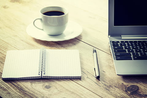 hvid, kop, underkop, ved siden af, grå, bærbar computer, kaffe, computer, skrivebord, drikke, bærbar, notesbog, pen, bord, kaffe - drikke, kaffekop, krus, teknologi, mad og drikke, forfriskning, Bestil, meddelelse, offentliggørelse, trådløs teknologi, computer tastatur, computerudstyr, tastatur, træ - materiale, ingen mennesker, note pad, porcelæn, 5K, CC0, offentligt domæne, royaltyfrie