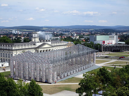 documenta14, documenta, Kassel, Alemanya, arquitectura, estructura construïda, exterior de l'edifici, ciutat, arbre, vista d’angle alt, cel, naturalesa, planta, núvol - cel, paisatge urbà, dia, transport, edifici, cap gent, a l'aire lliure, barri residencial, aigua, 5K, CC0, domini públic, lliure de regalies