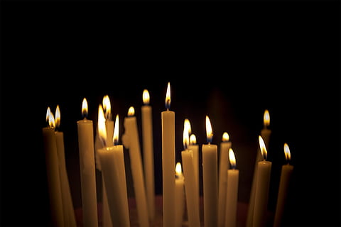 lot de vela blanca, espelmes blanques il·luminades, espelmes, llums, habitació negra, vela, flama, cremant, foc - fenomen natural, religió, brillant, celebració, espiritualitat, fosc, decoració, cera, cap gent, calor - temperatura, foc, a l'interior, primer pla, naturalesa, còpia espai, il·luminat, creença, esdeveniment, gran grup d'objectes, fons negre, 2K, CC0, domini públic, lliure de regalies