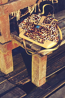 beige, leopard, print, taske, leopard, Print, gammeldags, gammel, træ - materiale, retro stylet, ingen mennesker, antik, indendørs, tæt på, dag, bord, stilleben, høj vinkel visning, metal, gulve, sæde, fokus på forgrunden, teknologi, beholder, mad og drikke, meddelelse, boks, sollys, 4K, CC0, offentligt domæne, royaltyfrie