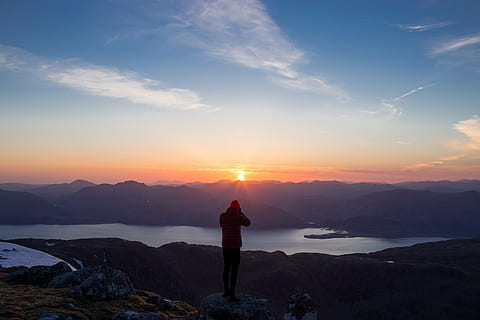persoon, staand, bergtop, geconfronteerd, lichaam, water, zonsopkomst, man, berg-, klif, nemen, foto, zonsondergang, zonlicht, wolken, hemel, donker, natuur, landschap, mensen, fotografie, fotograaf, silhouet, wolk - lucht, een persoon, volwassen, buitenshuis, Vakantiebestemmingen, alleen volwassenen, scenics - natuur, achteraanzicht, schoonheid in de natuur, kalmte, rustige scène, vrijetijdsbesteding, zon, vakanties, rock - object, bergketen, kijkend naar uitzicht, overpeinzing, 5K, CC0, publiek domein, royaltyvrij