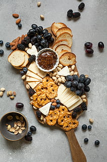 cuit, pains, biscuits, marron, en bois, planche, les raisins, Haut, hacher, pain, fruit, pain grillé, noir, Nourriture et boisson, aliments, fraîcheur, choix, variation, vue grand angle, à l'intérieur, alimentation saine, personne, grand groupe d'objets, nature morte, fruits des baies, directement au-dessus, table, bien-être, myrtille, ingrédient, prise de vue en studio, rafraîchissement, petit déjeuner, 5K, CC0, domaine public, libre de droits