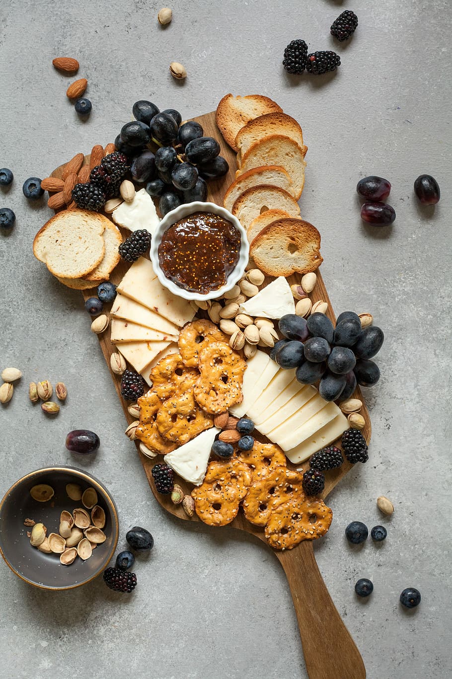 cuit, pains, biscuits, marron, en bois, planche, les raisins, Haut, hacher, pain, fruit, pain grillé, noir, Nourriture et boisson, aliments, fraîcheur, choix, variation, vue grand angle, à l'intérieur, alimentation saine, personne, grand groupe d'objets, nature morte, fruits des baies, directement au-dessus, table, bien-être, myrtille, ingrédient, prise de vue en studio, rafraîchissement, petit déjeuner, 5K