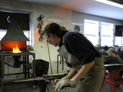 forja, clasa de forjare, pasiune, oameni adevărați, o persoana, în interior, lucru, concentraţie, temperatura - temperatură, ocupaţie, vedere laterală, calificare, foc, atelier, artă și sculptură, flacără, ardere, foc - fenomen natural, trei sferturi de lungime, bărbați, haine casual, precizie, Banc de lucru, 2K, CC0, domeniu public, fără drepturi de autor