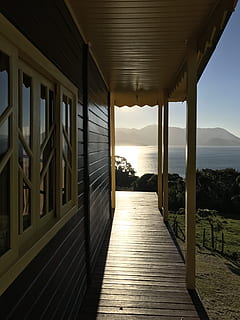 balcone, visivo, casa, architettura, nessuno, natura, all'aperto, legno - materiale, cielo, Paesaggi, montagna, veranda, lago, paesaggio, interno di casa, mare, villa, acqua, struttura costruita, scenics - natura, giorno, luce del sole, bellezza nella natura, la tranquillità, finestra, scena tranquilla, in casa, ombra, ringhiera, orizzonte sull'acqua, colonna architettonica, 4K, CC0, dominio pubblico, privo di copyright