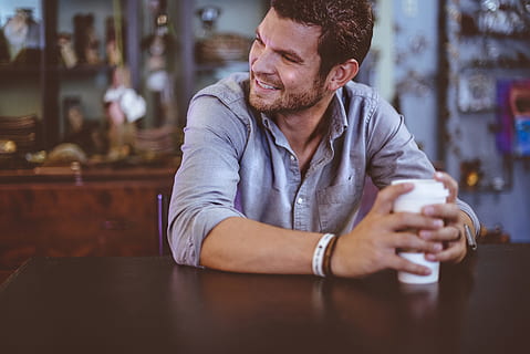 Mann, halten, Tasse, Tabelle, Sitzung, Stuhl, Weiß, tumblr, Denim, Smokinghemd, Männer, Erwachsene, Menschen, eine Person, Nur ein Mann, Legere Kleidung, Cafe, suchen, Nur Männer, gut aussehend, nur für Erwachsene, kopieren sie platz, Teil von, Café, Getränk, drinnen, Lebensstile, kaukasischer Abstammung, Trinken, junger Erwachsener, junge Männer, Kaffee trinken, Restaurant, echte Menschen, schöne Leute, Nur ein junger Mann, Kaffeekultur, Kaffeetasse, Entspannung, Vertrauen, Glück, Koffein, lächelnd, braune Haare, Geschäft, Bartheke, Kaffee, Essen und Trinken, Bar - Getränkehaus, Kommunikation, kabellose Technologie, Kaffeepause, 5K, CC0, gemeinfrei, lizenzfrei