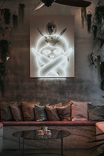 kvinne, kryssing, hendene neon lys skilting, assortert, kaste, pute mye, innendørs, representasjon, menneskelig representasjon, kunst og Håndverk, ingen folk, kreativitet, møbler, belyst, arkitektur, mannlig likhet, veggbyggingsfunksjon, dekorasjon, kvinnelig likhet, hjemlige rom, hjem interiør, belysningsutstyr, vindu, sete, anlegg, 5K, CC0, offentlig domene, opphavsrett gratis