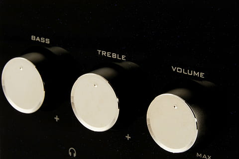 negre, gris, equalitzador estèreo, volum, baix, tweeter, controlador, música, hifi, so, amplificador, tecnologia, cultura i entreteniment artístic, primer pla, a l'interior, cap gent, equip d’àudio, text, guió occidental, equip de gravació de so, control, equipament, comunicació, perilla, mesclador de so, instrument musical, soroll, nit, tir de l'estudi, equipament musical, equipament elèctric, 2K, CC0, domini públic, lliure de regalies