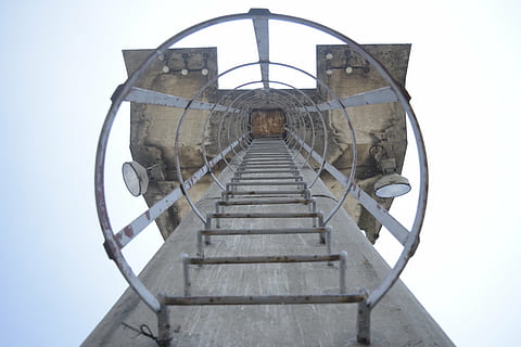 torn, arkitektur, hög, perspektiv, trappa, steg, trämaterial, himmel, byggd struktur, dag, stege, lågvinkelvy, klar himmel, natur, inget folk, metall, utomhus, industri, minskande perspektiv, byggnad exteriör, direkt nedanför, form, geometrisk form, vägen framåt, mönster, design, 5K, CC0, offentligt domän, royaltyfria