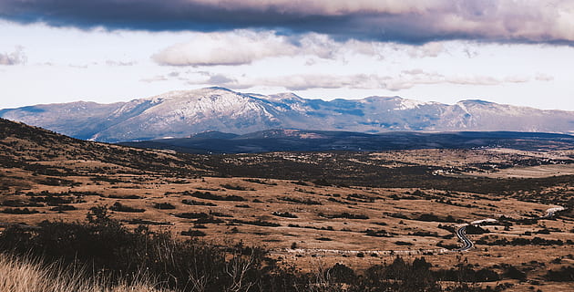 Straße, Landschaft, Berge, Natur, unfruchtbar, Wolken, wolkig, trocken, Umgebung, Gebirge, draußen, Pflanzen, Fahrbahn, szenisch, Himmel, Boden, Reise, Berg, Szenen - Natur, Schönheit in der Natur, Schnee, Land, kalte Temperatur, Winter, wolke - himmel, Reiseziele, keine Leute, schneebedeckter Berg, Nicht-städtische Szene, ruhige Szene, halbtrocken, 5K, CC0, gemeinfrei, lizenzfrei