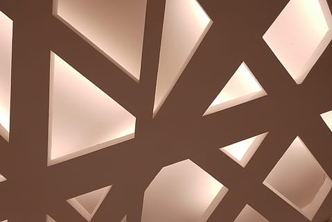 soffitto, illuminazione, design, modello, ragnatela, nessuno, sfondi, forma, fotogramma intero, forma geometrica, illuminato, astratto, architettura, forma triangolare, avvicinamento, arte e artigianato, industria, in casa, connessione, moderno, luce del sole, 2K, CC0, dominio pubblico, privo di copyright