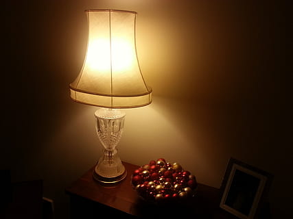 lampe, lanterne, lys, romantisk, gul, elektrisk lampe, belysningsudstyr, belyst, indendørs, lampeskærm, hjem interiør, bord, ingen mennesker, elektricitet, murbygningsfunktion, sidebord, hjemlige værelse, dekoration, glødende, elektrisk lys, lys - naturligt fænomen, stilleben, afspejling, elegance, jul ornament, luksus, 2K, CC0, offentligt domæne, royaltyfrie