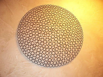 muur, structuur, decoratief, element, kunst, ontwerp, modern, gekleurde achtergrond, enkel object, studio opname, geen mensen, detailopname, goudkleurig, geometrische vorm, cirkel, binnenshuis, patroon, vorm, kunst en ambacht, geel, architectuur, getextureerde, stilleven, creativiteit, rooster, natuur, metaal, Oranje kleur, muur - bouwfunctie, 4K, CC0, publiek domein, royaltyvrij