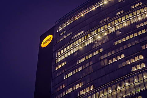 die Architektur, Wolkenkratzer, Horizont, modern, Stadt, Himmel, Spiegeln, Fassade, Gebäude, Fenster, Blau, Beleuchtung, Düsseldorf, Glasfront, städtisch, moderne Architektur, große Stadt, Abend, Dunkelheit, Licht, Nacht-, dunkel, Beschriftung, Versicherung, versichern, versichert, Geschäft, Bürogebäude, Gebäudehülle, gebaute Struktur, städtische Szene, Großunternehmen, beleuchtet, Börse und Börse, keine Leute, Flachwinkelansicht, Bürogebäude außen, Büro, Kommunikation, Dämmerung, Zeichen, draußen, 4K, CC0, gemeinfrei, lizenzfrei